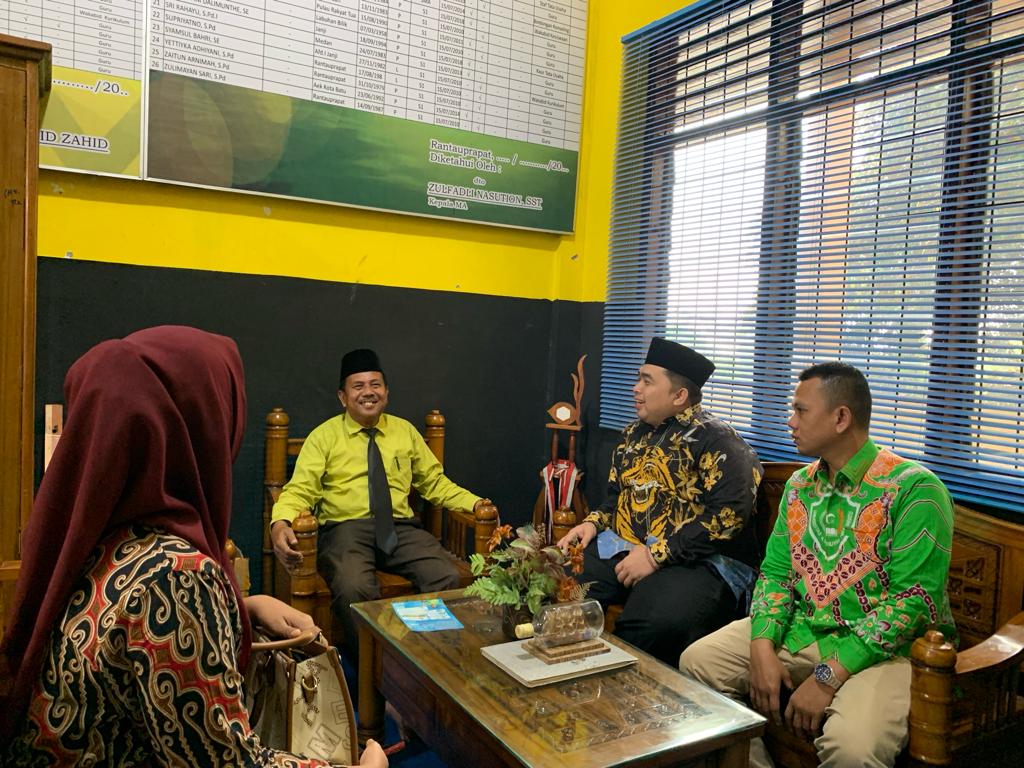 Rektor Univa bersama Ketua Yayasan Nur Ibrahimi Rantauprapat serta Kepala Sekolah dan Humas Univa Labuhanbatu