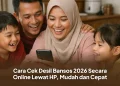 Penerima bantuan sosial sedang mengecek status desil bansos melalui smartphone di rumah.