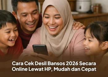 Penerima bantuan sosial sedang mengecek status desil bansos melalui smartphone di rumah.
