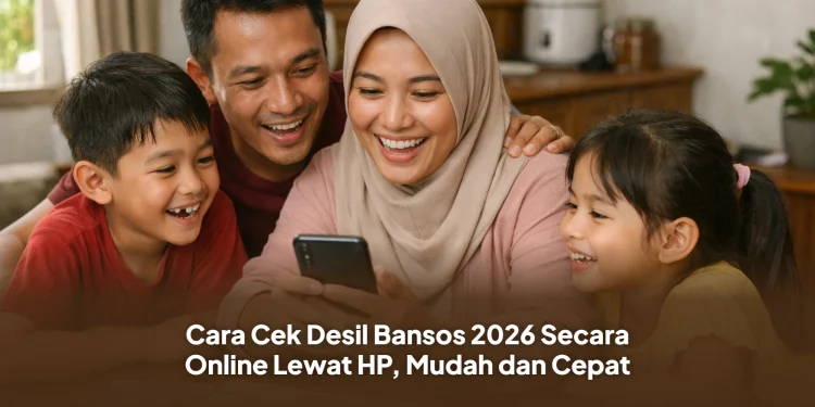 Penerima bantuan sosial sedang mengecek status desil bansos melalui smartphone di rumah.